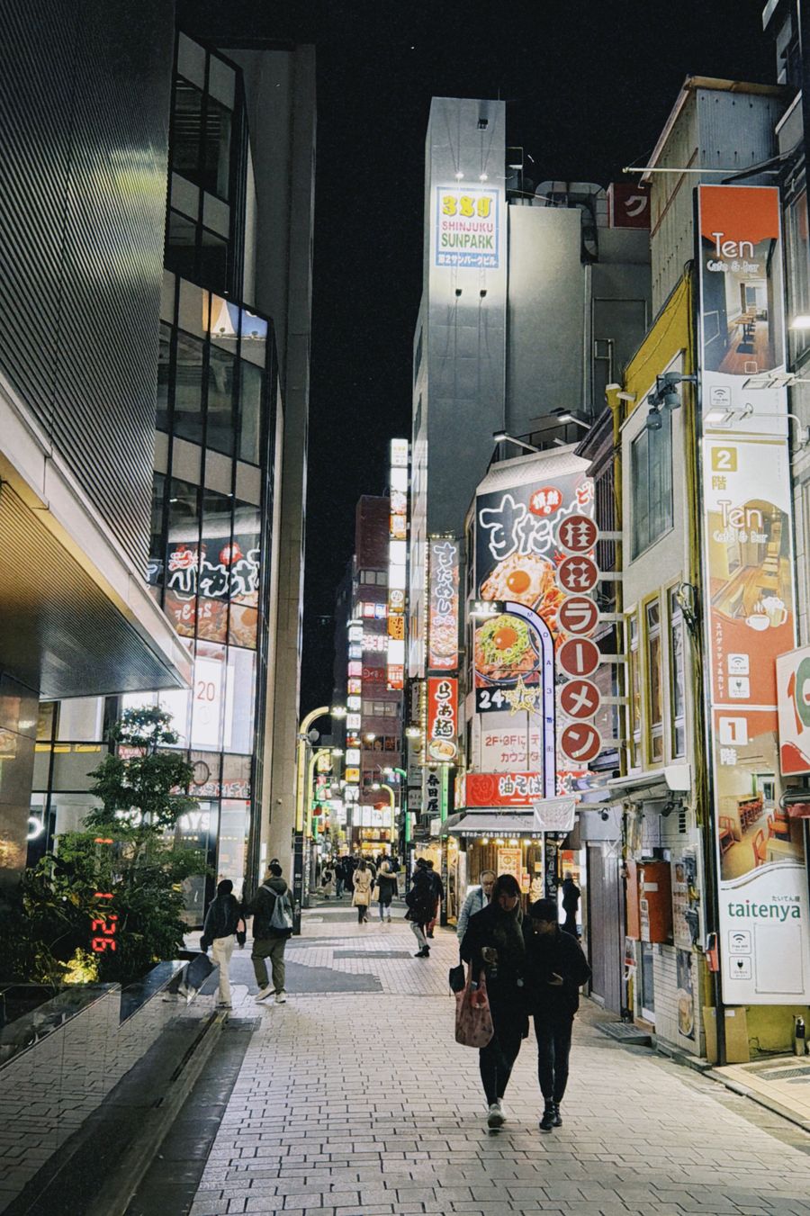 vibrant night street scene in shibuya tokyo — A escala em Cabo Verde: trabalhar, streaming e mensagens, tudo coberto.