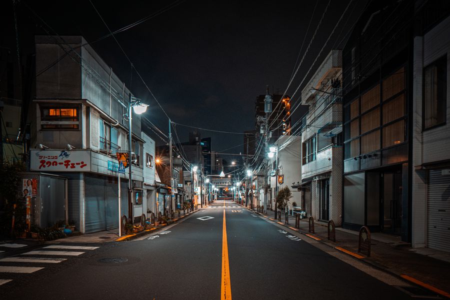 quiet night street scene in tokyo japan — Seis idiomas, um cérebro — troque no meio da conversa.