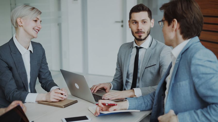 professional business meeting in modern office — Support: A viagem conectada: mapas, mensagens e tradução, tudo num eSIM.