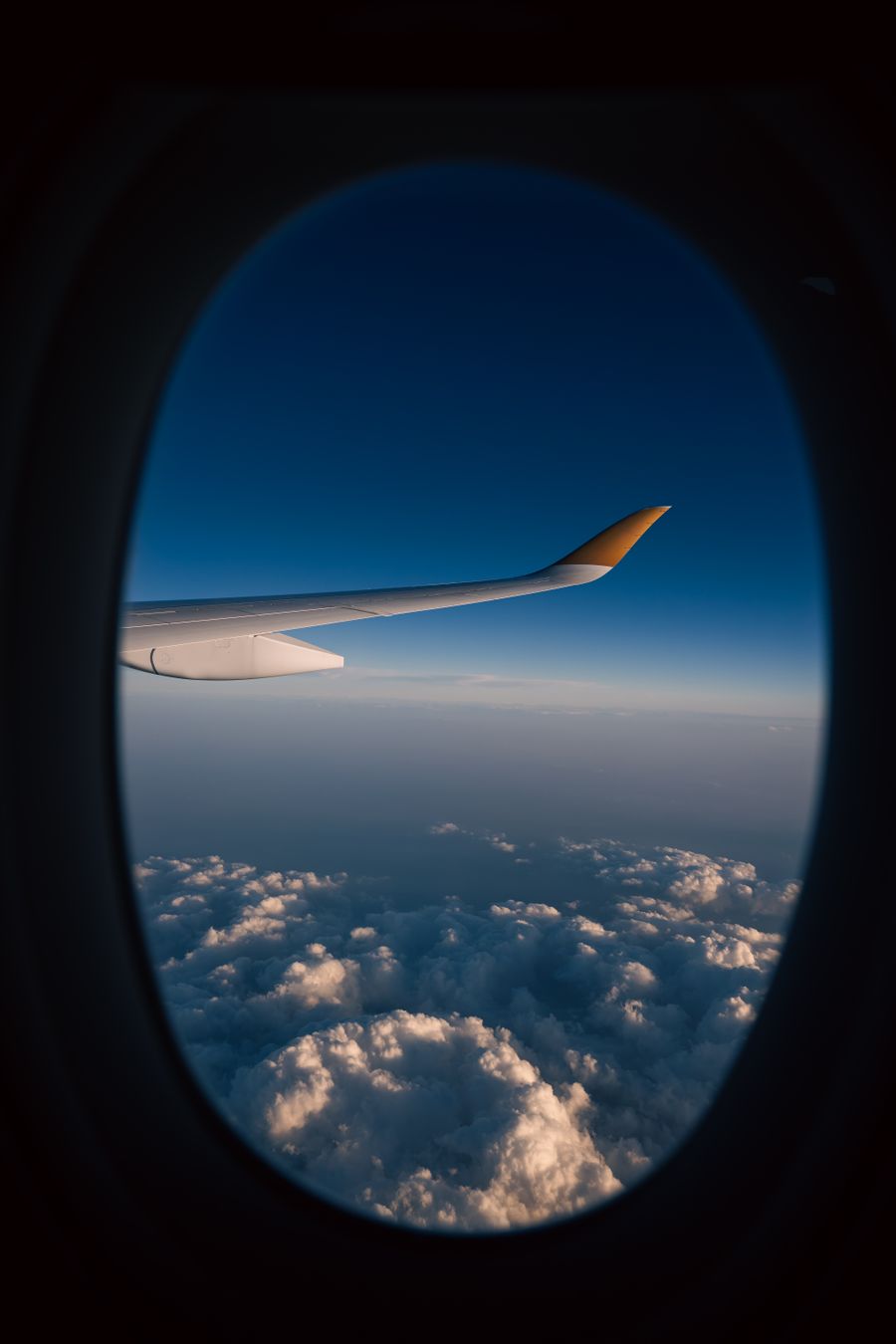 view from airplane window with cloudscape — Do saguão de embarque ao hall de chegadas, os dados nunca caem.