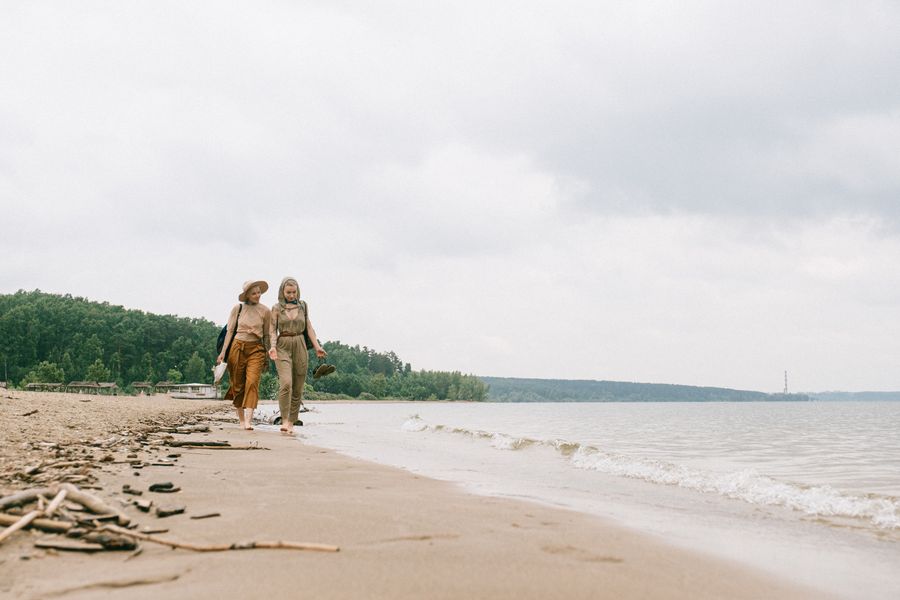 two women walking on beach — Am I Roaming?: tell it about the trip, get the answer in under a minute.