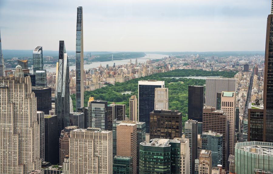 aerial view of midtown manhattan skyscrapers — Developers: Casa de câmbio, pulada: o celular paga na taxa real.