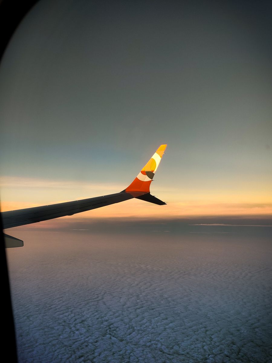 beautiful sunset view from airplane window — Praças de São Tomé and Príncipe depois de escurecer — o eSIM não tem horário comercial.