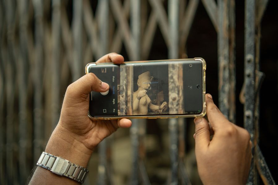capturing sculpture with smartphone in kolkata — A fila de chip de São Tomé and Príncipe, totalmente pulada: instalada antes de as portas do avião abrirem.