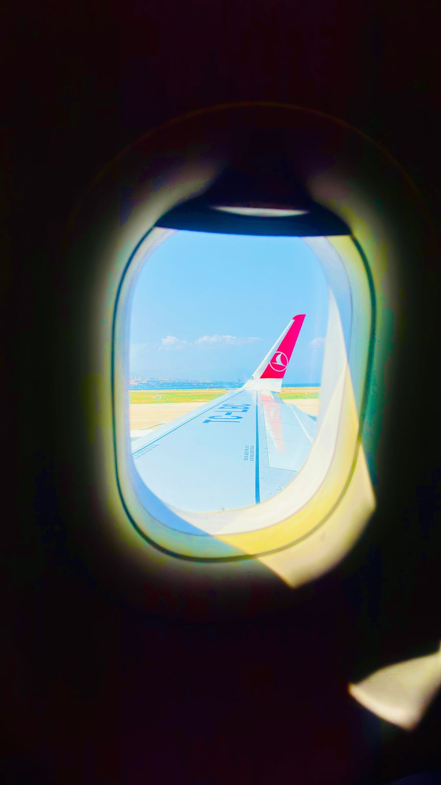 view from airplane window over turquoise skies — A notificação de instalação confirma: plano pronto, antes da decolagem.