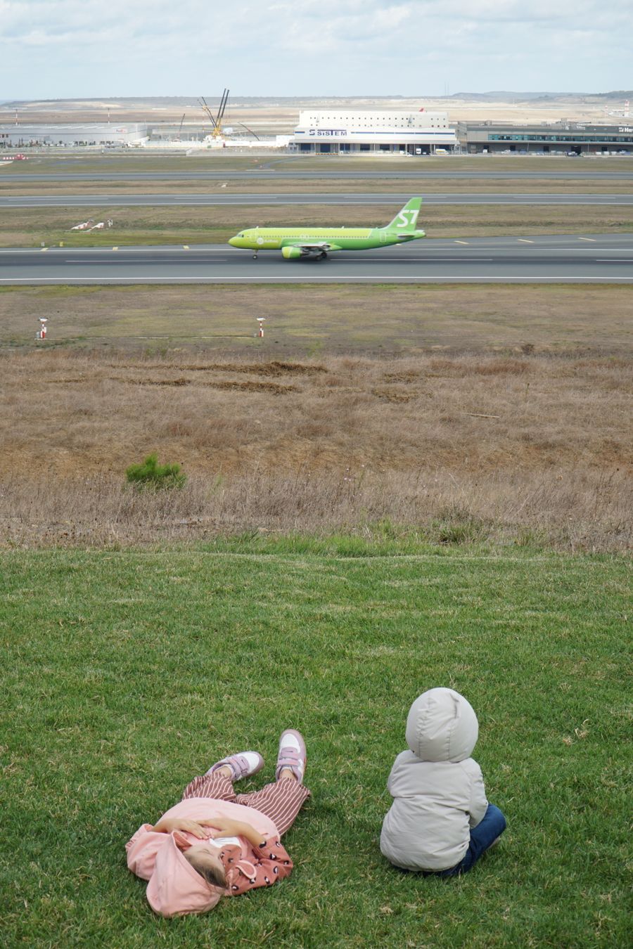 children watching airplane at istanbul airport — Hiking the ridge: trail map offline, emergency numbers saved.