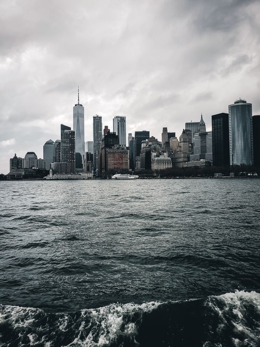 city skyline above dark waving channel — Os grupos seguem ativos em cada fronteira ao redor de Angola.