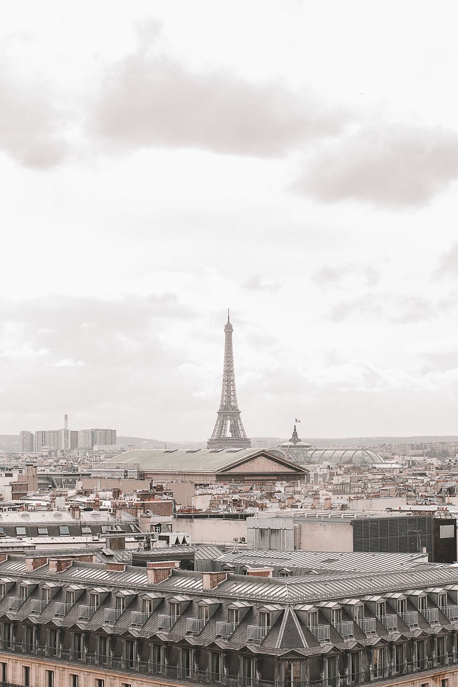 eiffel tower in paris skyline — Caça a souvenirs com conversão de moeda ao vivo no bolso.