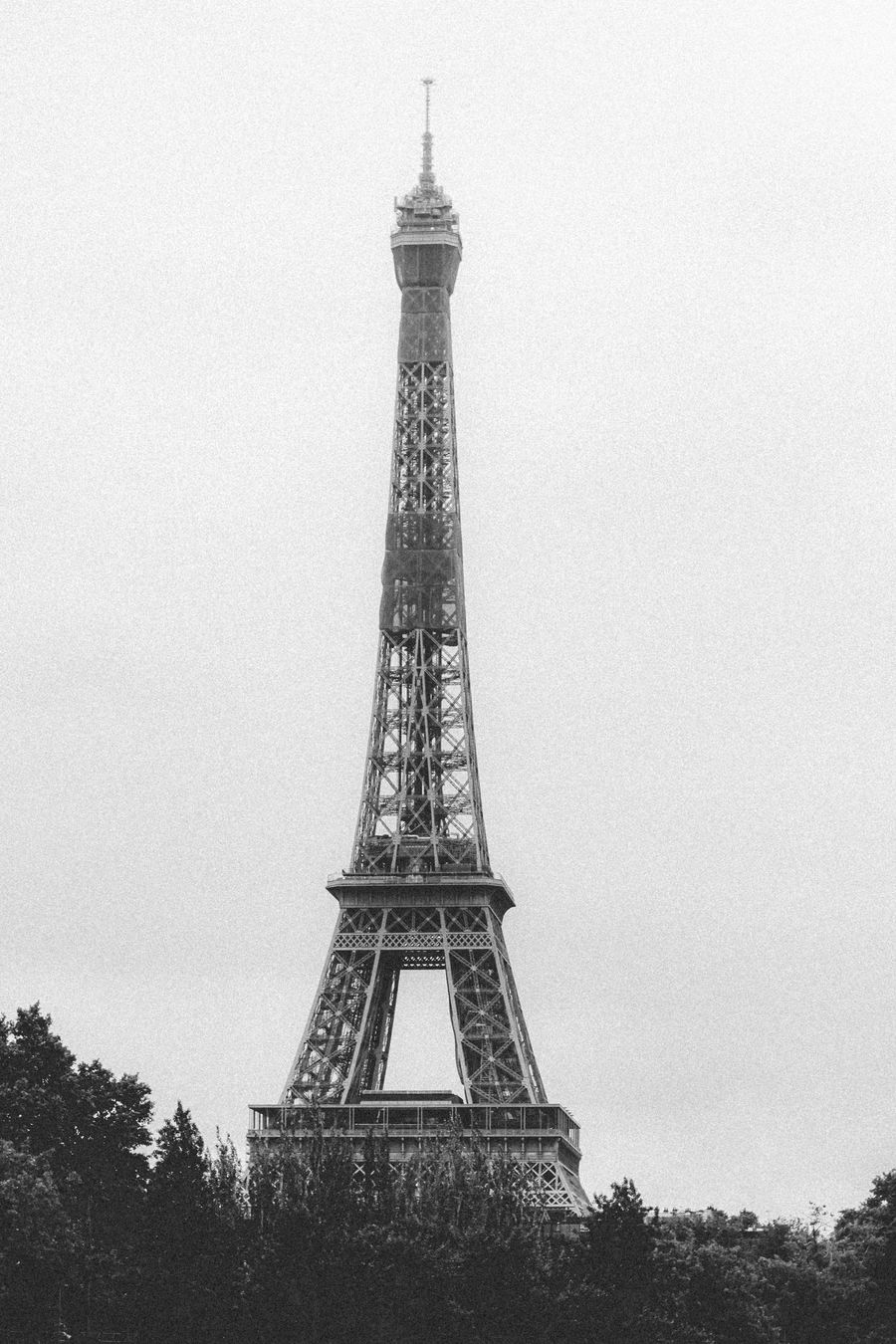 eiffel tower against grey sky — “O que acontece quando os dados acabam?” — alerta de 80%, recarga com um toque, sem susto.
