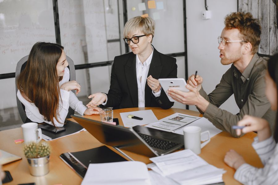 businesspeople brainstorming in conference room — Praças de Guinea-Bissau depois de escurecer — o eSIM não tem horário comercial.