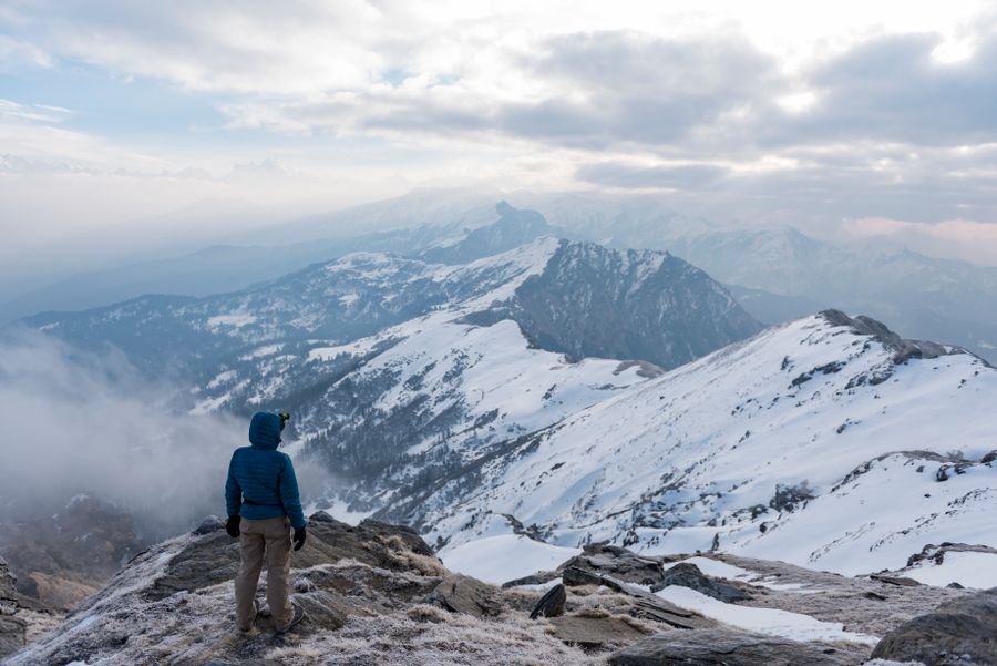 a man looking at mountains — Feiras noturnas e trens tardios — conectado o caminho todo.