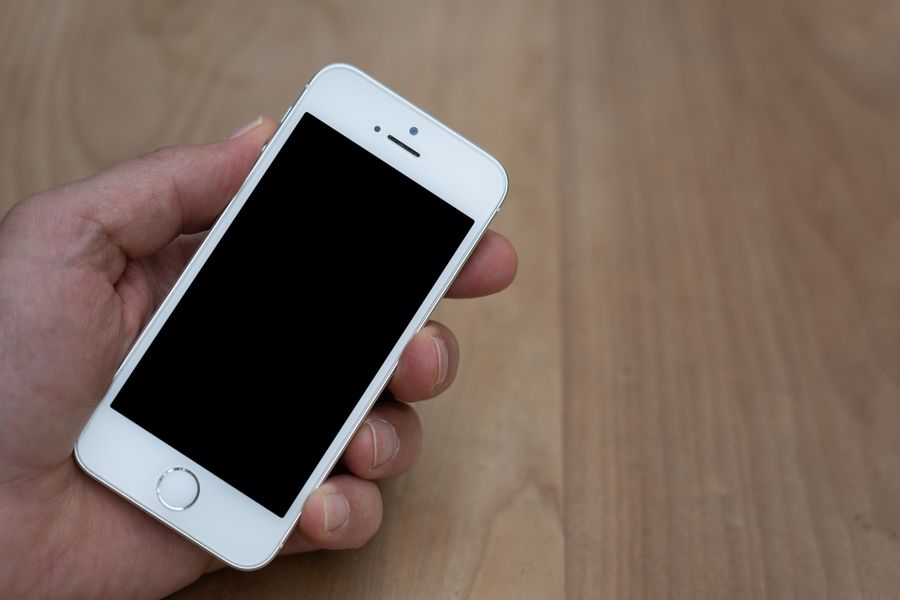 a smartphone with a black screen — Hora dourada em Guinea-Bissau, totalmente online — a viagem se documenta sozinha.