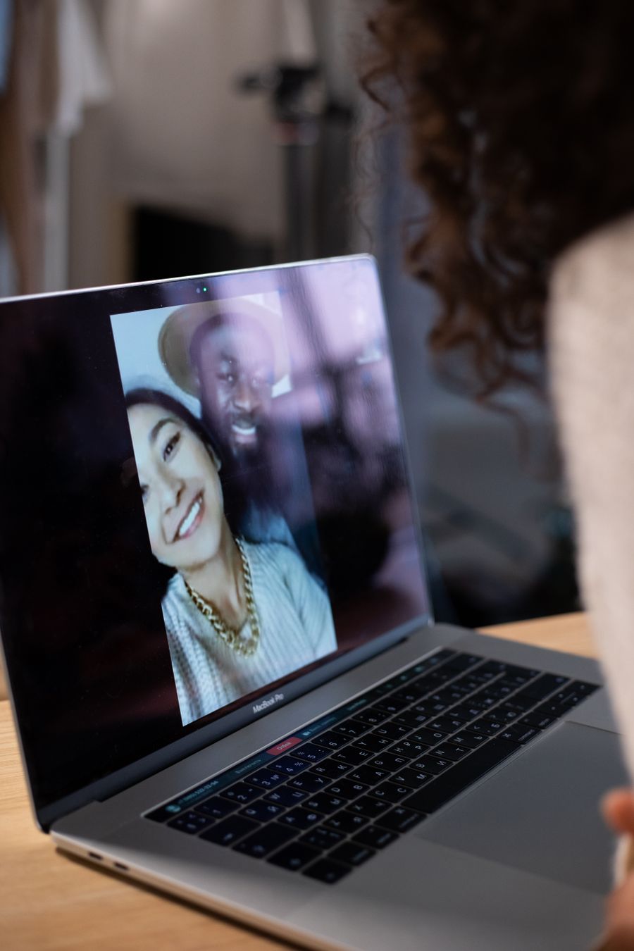 crop woman making video call on laptop — Os números seguem sua viagem — defina o destino, atenda em qualquer lugar.