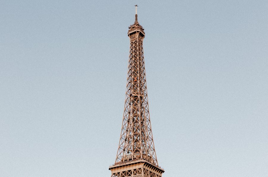 photo of the eiffel tower under a blue sky — Changelog: Hora dourada, totalmente online — backups de fotos sobem antes do jantar.