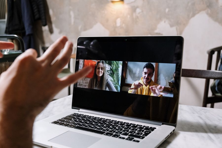 man and woman video call on laptop — Developers: Travessias de fronteira sem papelada: fotos de documentos guardadas no celular.
