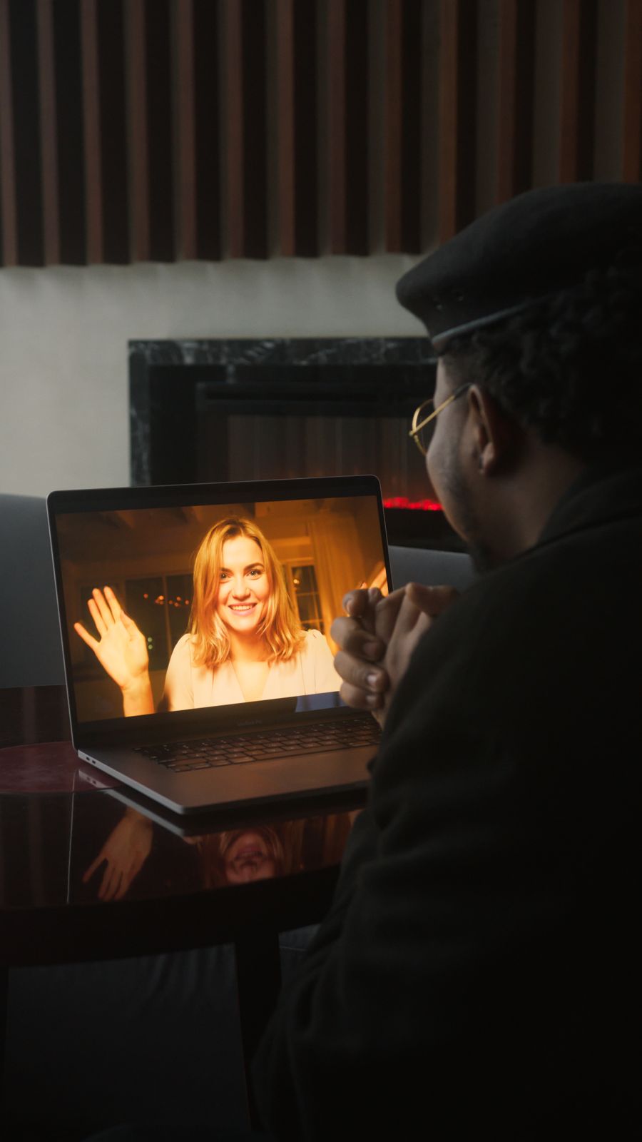 man looking at a woman in a laptop screen — Low-Data Alert works for anonymous visitors — answers first, signup never forced.