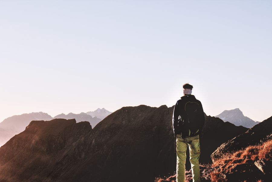 person standing on top of the mountain — Developers: Viajantes seguem online desde o pouso — sem filas de chip, sem susto de roaming.
