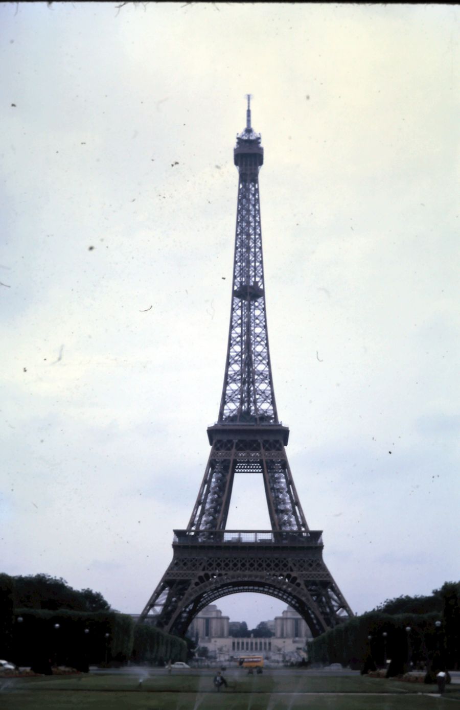 eiffel tower in paris — Escritórios-café em Guinea-Bissau: hotspot firme, sem roleta de Wi-Fi de hotel.