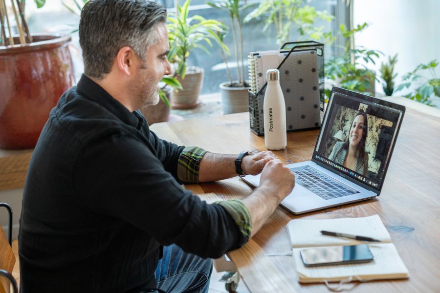 man on a video call — Cada conversa começa onde sua viagem está, não numa árvore de menus.