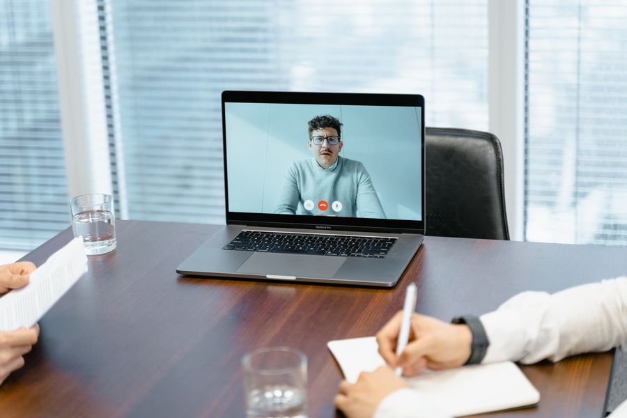 a businessman in an online meeting — Changelog: Cada entrega, registrada — o changelog é o diário do produto.