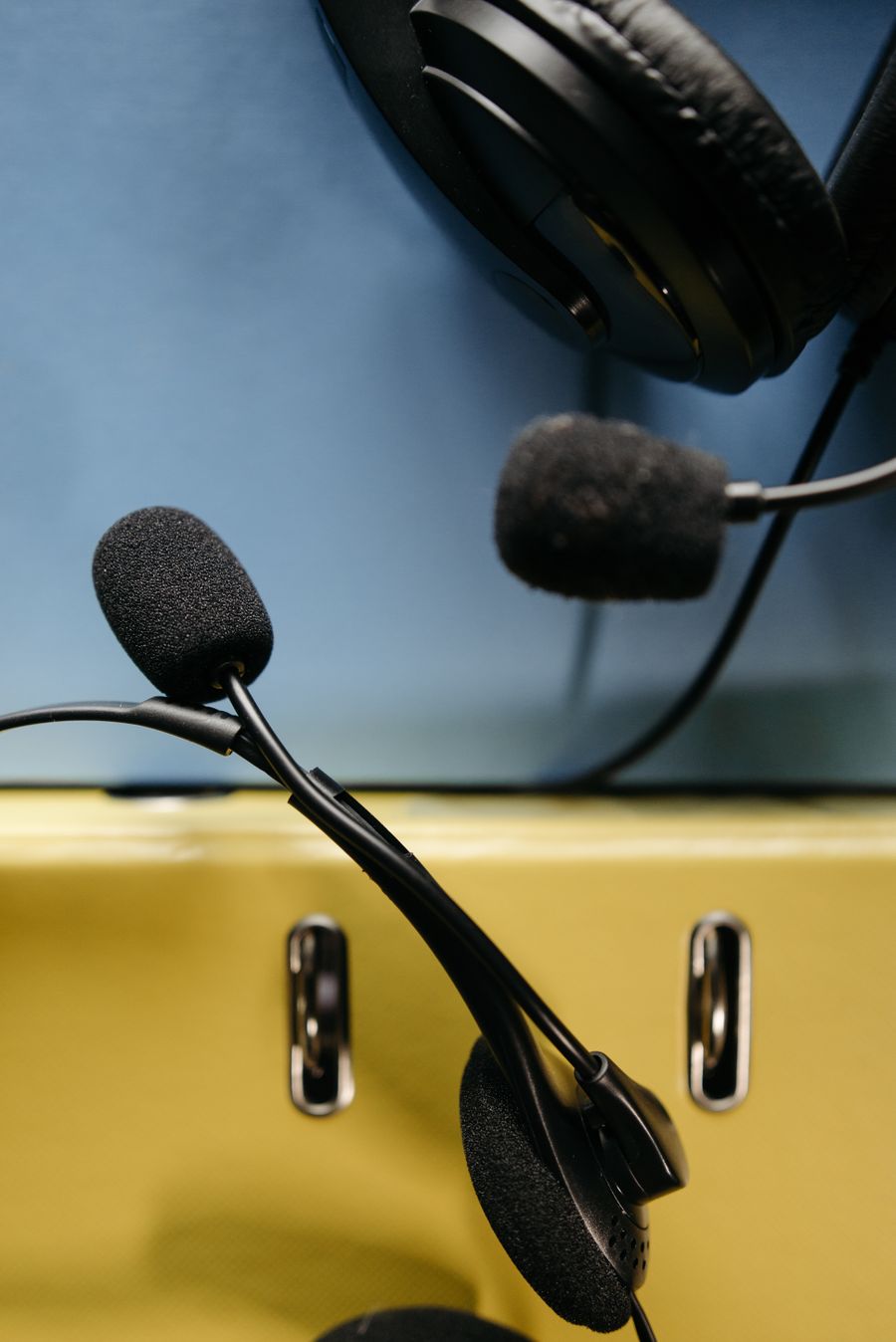 close up shot of black microphone and headphones — iPhone e Android guiam você em menos de um minuto.