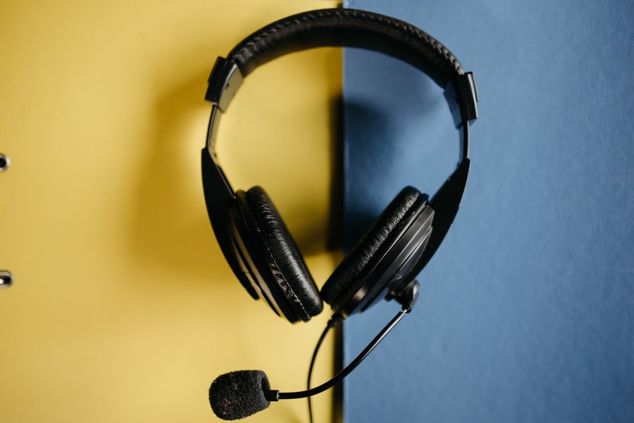black corded headphones on blue and yellow surface — Interior de Timor-Leste: a fazenda encontrada, o código do portão nas mensagens.