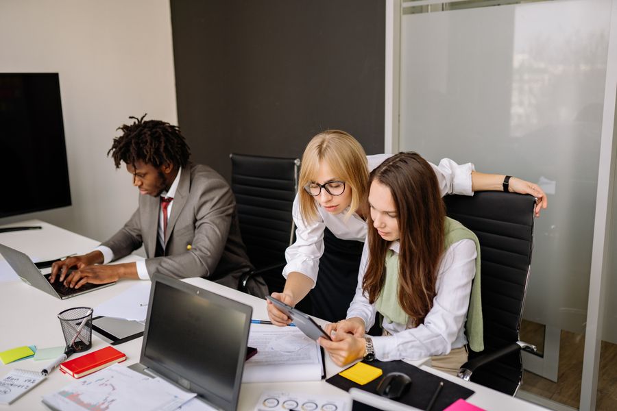 employees busy working inside an office — Hotspot incluído — o notebook viaja no mesmo plano.