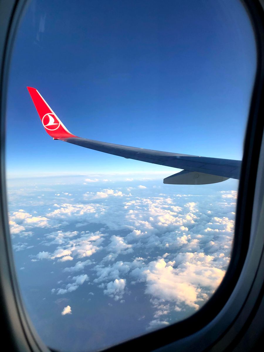 a turkish airplane flying above the white clouds — Changelog: No nível da rua: navegação, corridas e avaliações, tudo na hora.