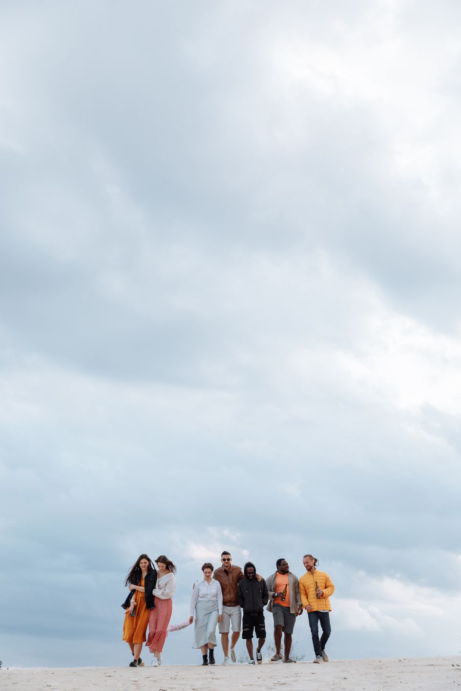people under cloudy sky — Dê a restaurantes e hotéis um número que realmente toca.