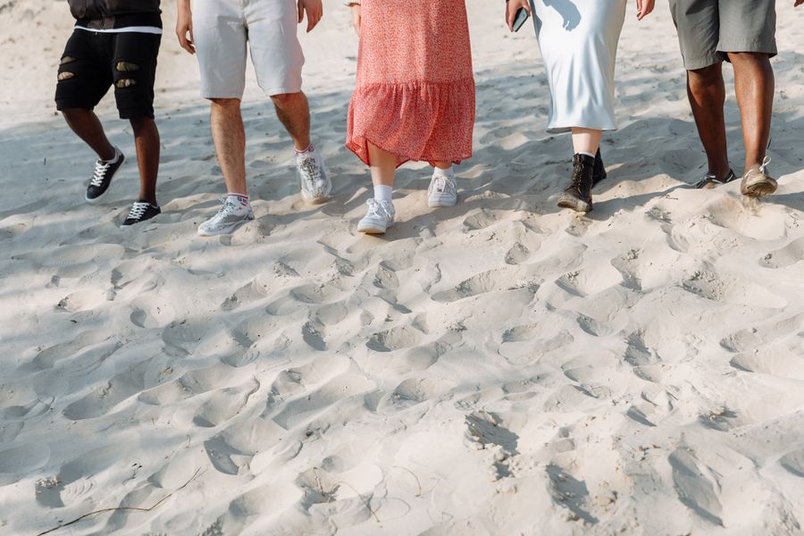 people walking on the sand — Mercados de Guinea-Bissau: pechinche com o conversor aberto, pague com um toque.