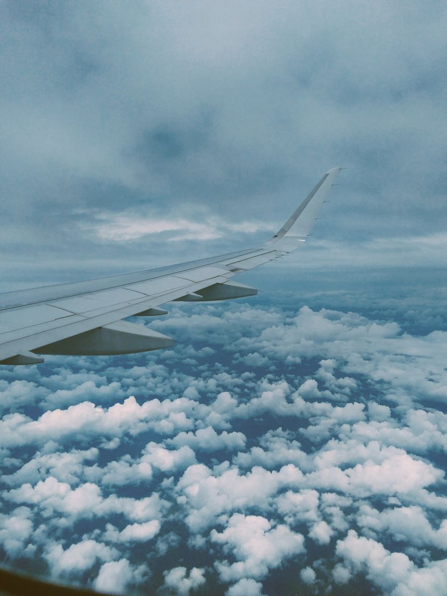 airplane wing and thick clouds — Developers: Migre do Twilio em três passos — o toolkit faz o trabalho pesado.