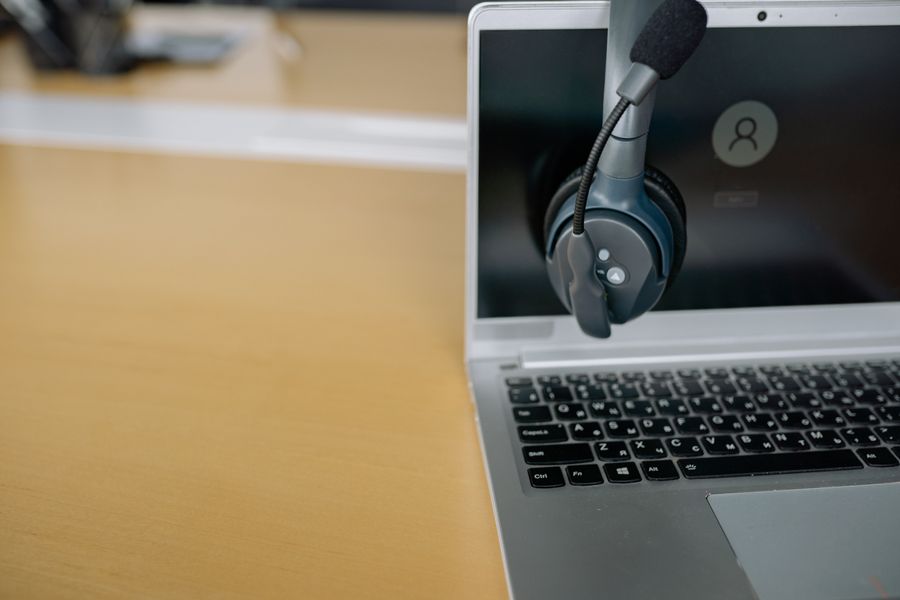 close up photo of headset on a laptop — Trilhas fora de Timor-Leste: mapas offline baixados, por via das dúvidas.