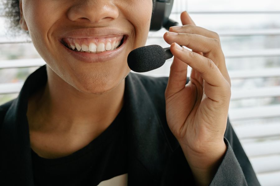 close up photo of a smiling woman holding microphone — O distrito financeiro de Brazil: o hotspot sustenta a reunião inteira.