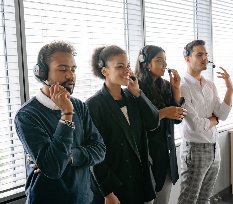 people wearing headset at the office — O metrô de COUNTRY: entre com um toque do celular, sem fila na máquina.