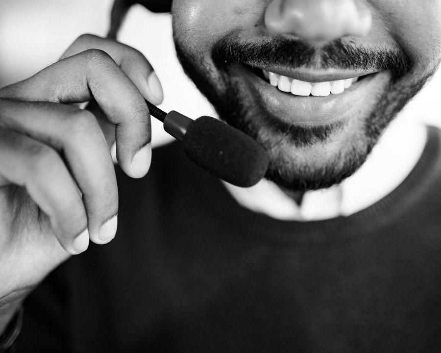 grayscale photo of person talking on headset — O distrito financeiro de Angola: o hotspot sustenta a reunião inteira.
