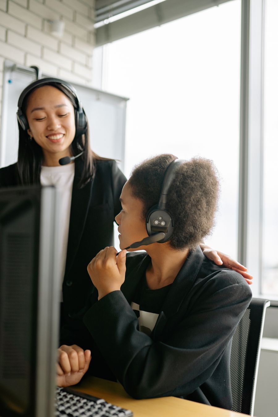 woman in black long sleeve shirt using headphones — Terraços de Brazil: videochamadas para casa com o skyline atrás.