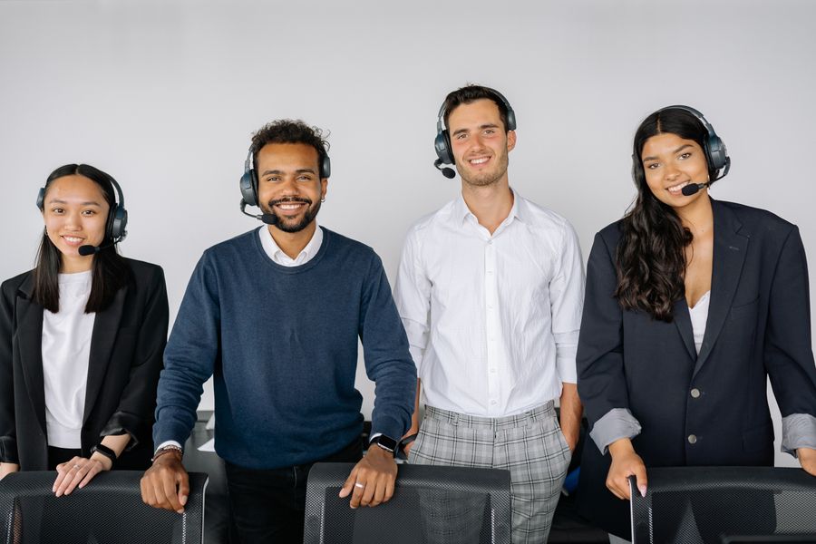 four people wearing headphones — A escala longa: streaming, trabalho e mensagens, tudo coberto.