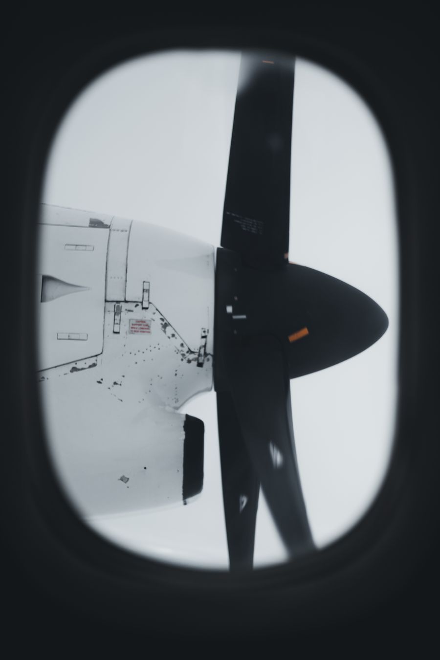 aircraft propellers through a plane window — Downtown, connected: the eSIM finds the fastest local network on its own.